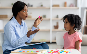 Enfant sourd sans langage : comment développer une communication efficace ?