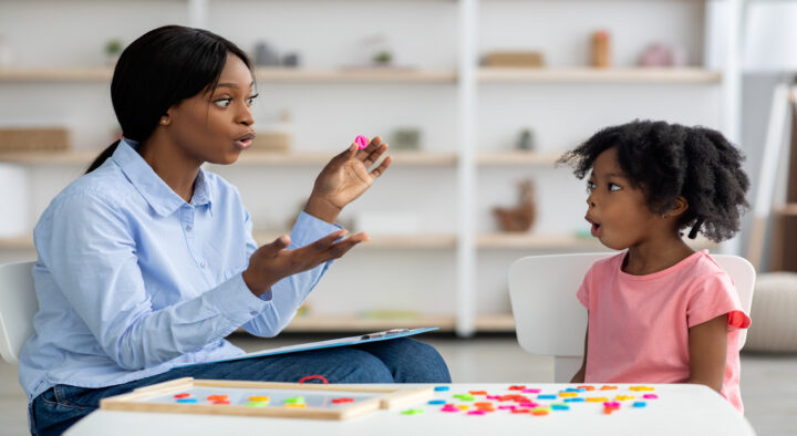 Enfant sourd sans langage : comment développer une communication efficace ?